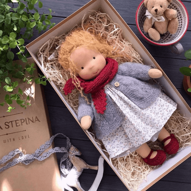 Handgefertigte Waldorf-Puppe „Poppi“ | 35cm | Bio-Baumwolle & Hypoallergene Textilien | Pädagogisch wertvolles Spielzeug | Haptische Sensorikförderung